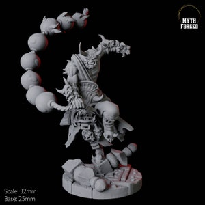 Puede incluir: Figura gris detallada de una figura demoníaca con cuernos con una cadena de orbes conectados. La figura está posada dinámicamente, con una armadura intrincada y una expresión amenazante. La base es de 25 mm.