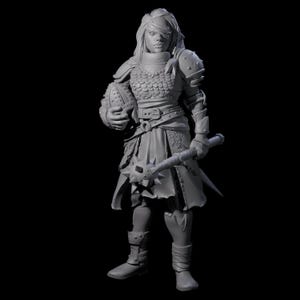 Puede incluir: Figura gris de un guerrero con armadura detallada, sosteniendo una maza y un casco. La figura lleva una falda, botas y hombreras. El fondo es negro.