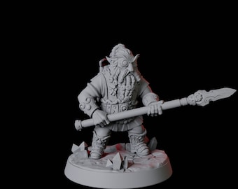 以下が含まれることがあります： 槍を持ったドワーフの戦士のグレーの3Dプリントミニチュア。ドワーフはヘルメットとアーマーを着用し、あごひげと口ひげがあります。ミニチュアは岩の質感のベースの上に立っています。