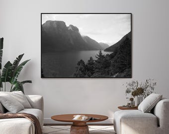 Fotosjön Tysdalsvatnet, berget Reinaknuten, Norge, svartvit poster, direkt nedladdning, utskrivbar i många format