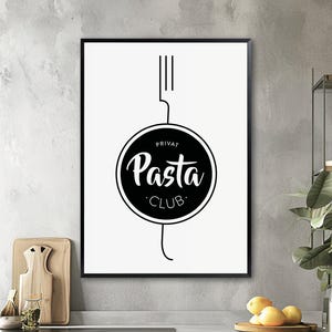 Puede incluir: Arte de pared enmarcado en negro con fondo blanco. La obra presenta un círculo negro con las palabras "Pasta Club" en fuente cursiva. Un diseño de tenedor está encima del círculo. La palabra "Privat" está encima del círculo.