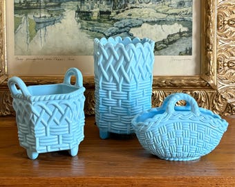 Collection de 3 vases de déversement en verre de laitier pressé bleu turquoise Sowerby