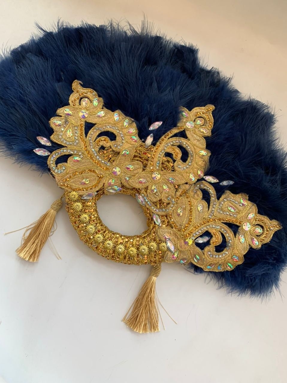 Leque de mão de pena azul marinho, leque de mão semicircular africano tradicional para casamento, leque de mão nigeriano para casamento, azul marinho e dourado