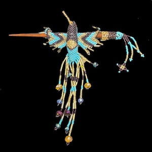 Pasador para el cabello con cuentas de colibrí y palito de madera, inspirado en las plumas de los nativos americanos, hecho a mano en Guatemala.
