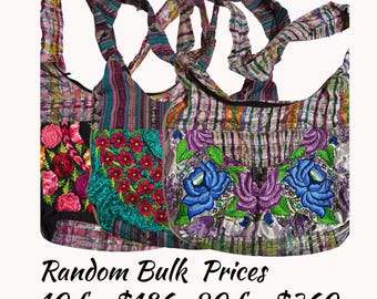 Puede incluir: Tres bolsos de hombro estilo hobo con tela tejida a rayas en varios colores y patrones florales bordados. Cada bolso tiene una correa ancha para el hombro y un cierre de cremallera. Los diseños florales incluyen flores rojas, rosas, moradas y azules.