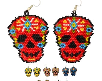 Pendientes a granel de 10 piezas, pendientes de calavera de azúcar hechos a mano con cuentas: joyería colgante bohemia de estilo mexicano vibrante.