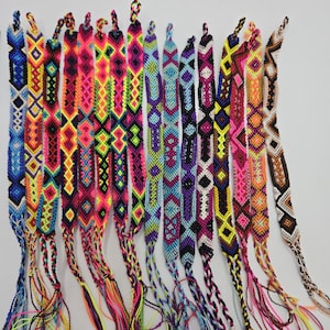 Handvävt guatemalanskt vänskapsarmband: Chevronflätade bohemiska smycken