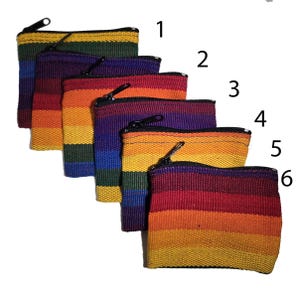 Monedero arcoíris bohemio hecho a mano con cremallera de 10 x 7,5 cm. Colores del orgullo. Bolso artesanal multicolor, monedero pequeño o monedero. Comercio justo.