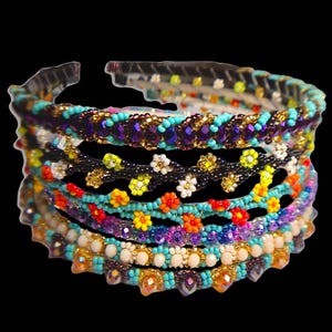 Pärlbroderat hårband, handgjort hårband med hantverksmässig blommig design, guatemalanskt hårtillbehör för henne