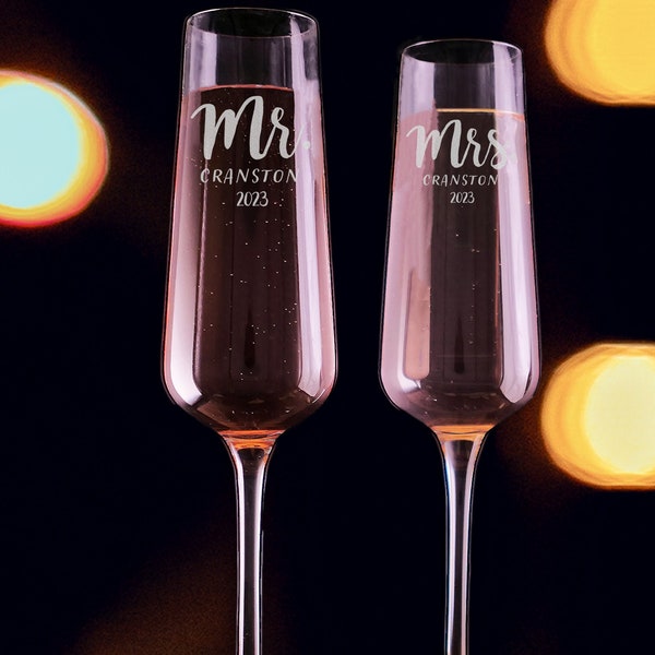 Set of 2 Wedding Champagne Flutes - Personalized Mr and Mrs Glasses for Bride and Groom, Engraved Toasting Glasses, Wedding Gift, Engagement