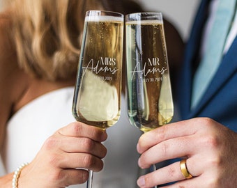 Personalized Wedding Champagne Flutes - Engraved Mr and Mrs Toasting Flutes, Wedding Champagne Glasses, Wedding Glass Set, Wedding Gift