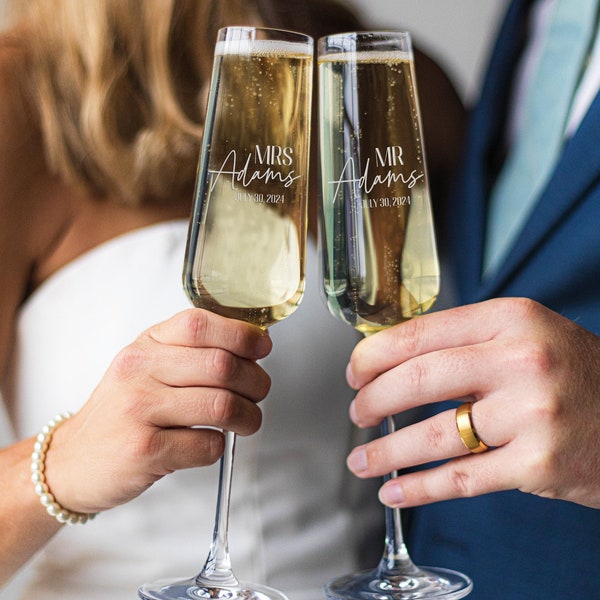 Personalized Wedding Champagne Flutes - Engraved Mr and Mrs Toasting Flutes, Wedding Champagne Glasses, Wedding Glass Set, Wedding Gift