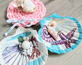 Plato decorativo con forma de concha marina decorado con la técnica del decoupage, estilo costero.
