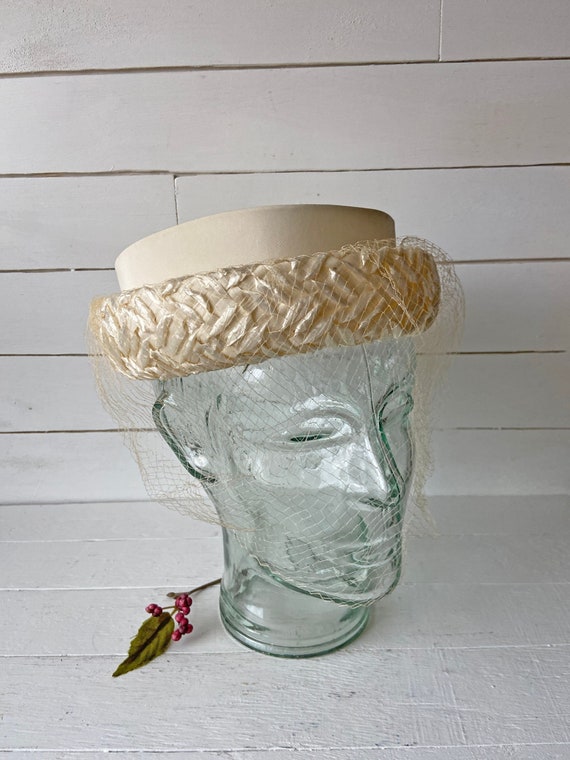 Vintage White Straw Pillbox Hat With Veil Cap // … - image 1