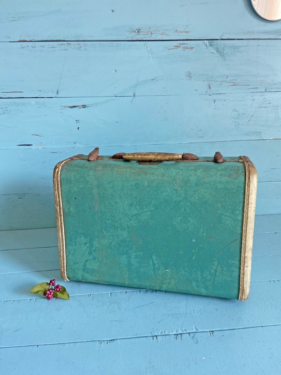 Vintage train case photo Gem