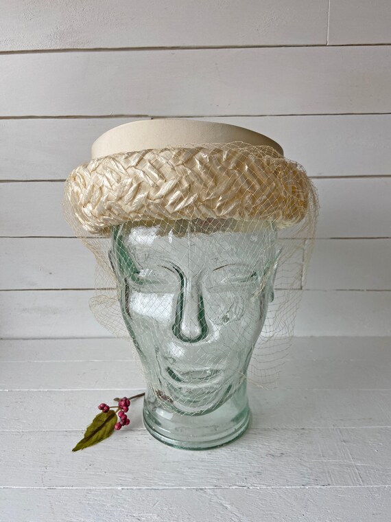 Vintage White Straw Pillbox Hat With Veil Cap // … - image 4