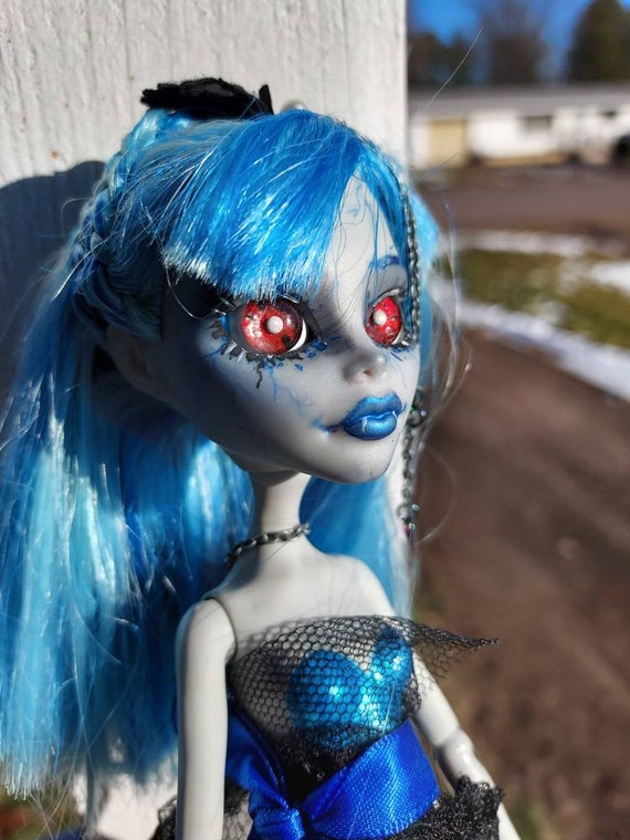 Monster High Ghoulia Yelps Posable Doll (10.3 in) with Blue Hair, Pet and  Accessories, Gift for 3 Year Olds and Up