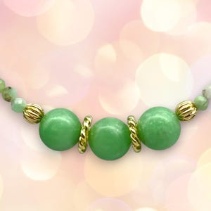 Collier de perles de jade et de chrysoprase : rehaussés d&#39;or 14 carats, pierres de naissance de mars ou mai