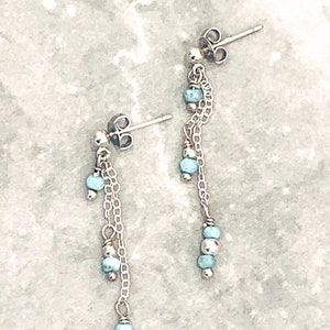 Boucles d'oreilles chaîne en larimar naturel sur un clou en argent sterling, boucles d'oreilles pendantes délicates, boucles d'oreilles chaîne minimalistes en pierre bleue