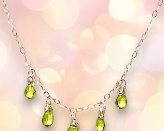 Colar de prata esterlina com peridoto: joia em formato de gota, pedra do mês de agosto.