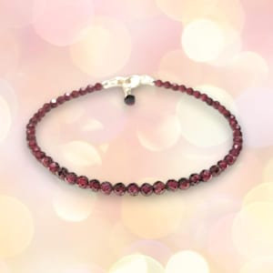 Wunderschönes Rhodolith Granat Stacking Armband mit silbernen Akzenten, Januar Birthstone Geschenk