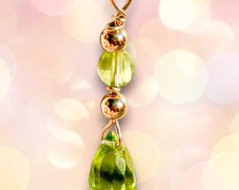 Colar com pingente de peridoto natural em corrente banhada a ouro 14k: romântico, pedra do mês de agosto.