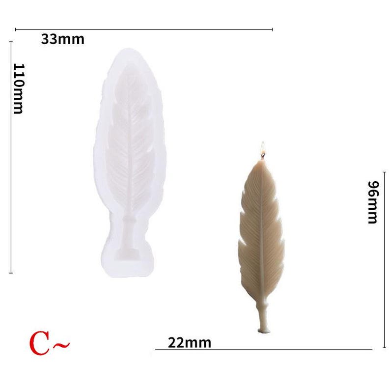 May include: A feather-shaped candle next to a feather-shaped mold. The candle is beige and measures 96mm in height and 22mm in width. The mold is white and measures 110mm in height and 33mm in width. The letter "C" is in the bottom left corner.