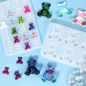 Pode incluir: Dois moldes de silicone para fazer formas de urso de resina. Um molde tem 16 cavidades para ursos e o outro tem 8. Existem vários ursos de resina acabados em várias cores, incluindo verde, azul, rosa e roxo.