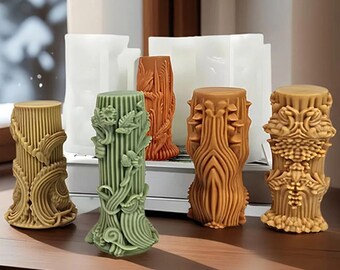 Könnte beinhalten: Fünf dekorative Säulenkerzen in verschiedenen Farben und Designs. Die Kerzen sind aus Wachs und haben eine strukturierte Oberfläche. Die Kerzen sind in einer Reihe auf einem Holztisch angeordnet.