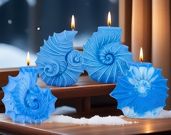 Op de afbeelding: Vier blauwe kaarsen in de vorm van een zeeschelp met brandende vlammen. De kaarsen zijn geplaatst op een houten oppervlak, met een sneeuweffect. De kaarsen hebben ingewikkelde spiraal- en textuurontwerpen.