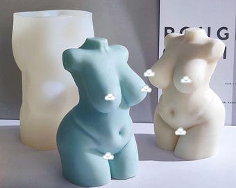 Puede incluir: Tres moldes de velas con forma de torso en diferentes colores. Uno es azul claro, otro blanquecino y el tercero blanco translúcido. Los moldes son lisos y detallados, mostrando la forma de un cuerpo femenino. El fondo incluye una revista.