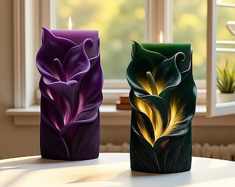 Può includere: Due candele decorative a forma di calla. Una è viola con accenti rosa, l'altra verde con riflessi gialli. Entrambe le candele sono accese, emettendo un bagliore caldo. Le candele sono su un tavolo bianco vicino a una finestra.