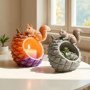Peut inclure: Deux objets décoratifs sur le thème de l'écureuil. L'un est un bougeoir en forme d'ananas, avec une bougie allumée à l'intérieur. L'autre est une jardinière avec une plante succulente. Les deux ont une figurine d'écureuil perchée dessus. Le bougeoir est orange et violet.