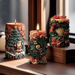Puede incluir: Tres velas navideñas encendidas con diseños en relieve detallados. Las velas son rojas con detalles verdes, crema y dorados. Una vela presenta un árbol de Navidad y Papá Noel, otra tiene una corona y la tercera un lazo y bayas.