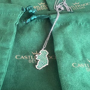 Collier de carte d’Irlande Charme celtique en argent sterling avec pierres précieuses émeraude Bijoux du patrimoine irlandais Émeraude Cadeau fait à la main pour son design unique