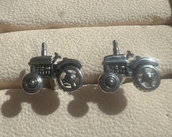 Boutons De Manchettes En Forme De Tracteur - Couleur Argenté - Émail Sur Alliage - NEUF Sans Emballage