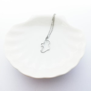 Collier transparent en argent avec carte de l'Irlande Bijoux irlandais fabriqués à la main Cadeau unique pour elle Pendentif celtique Souvenir irlandais élégant et significatif