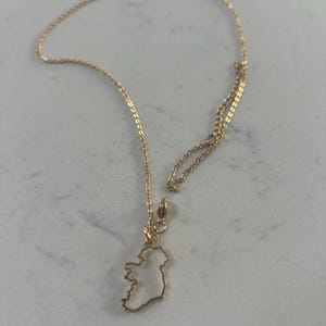 Mapa de Irlanda Collar transparente de oro Joyería irlandesa hecha a mano Regalo único para su colgante celta Recuerdo irlandés elegante y significativo