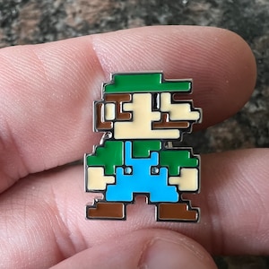 Luigi 8-Bit Design Suit Pin Lapel Retro Gaming Accessory Video Game Fan Jewelry Luigi-Inspired Design Unique Suit Decoration for Fans