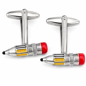 Op de afbeelding: Een paar zilveren manchetknopen in de vorm van potloden. Het potloodvormige deel heeft een gele behuizing met zwarte en zilveren accenten, een rode gum en een zwarte punt. Klassiek, gepolijst ontwerp.