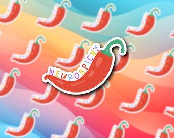 Könnte beinhalten: Ein roter Chili-Pfeffer-Aufkleber mit dem Text "Neurospicy" in bunten Buchstaben. Der Aufkleber hat einen weißen Umriss und befindet sich auf einem Regenbogenhintergrund.