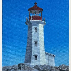 Op de afbeelding: Een witte vuurtoren met een rood dak staat hoog tegen een helderblauwe lucht. De vuurtoren is omringd door grijze rotsen.