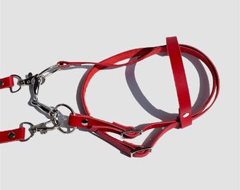 Roter Steckenpferd Trensenzaum aus echtem Leder (Steckpferd Trensenzaum, hochwertiges Zaumzeug für Steckenpferde). Kommt im Leinensäckchen!