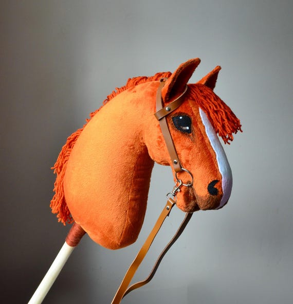赤いホビーホースと手綱！棒馬と手綱。お子様やティーンへのプレゼント