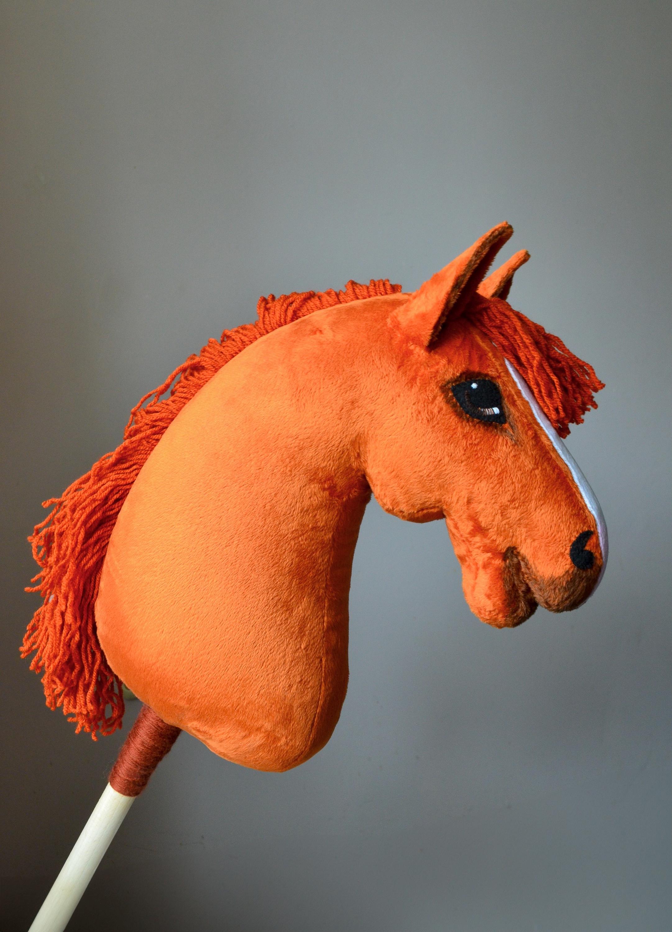 赤いホビーホースと手綱！棒馬と手綱。お子様やティーンへのプレゼント