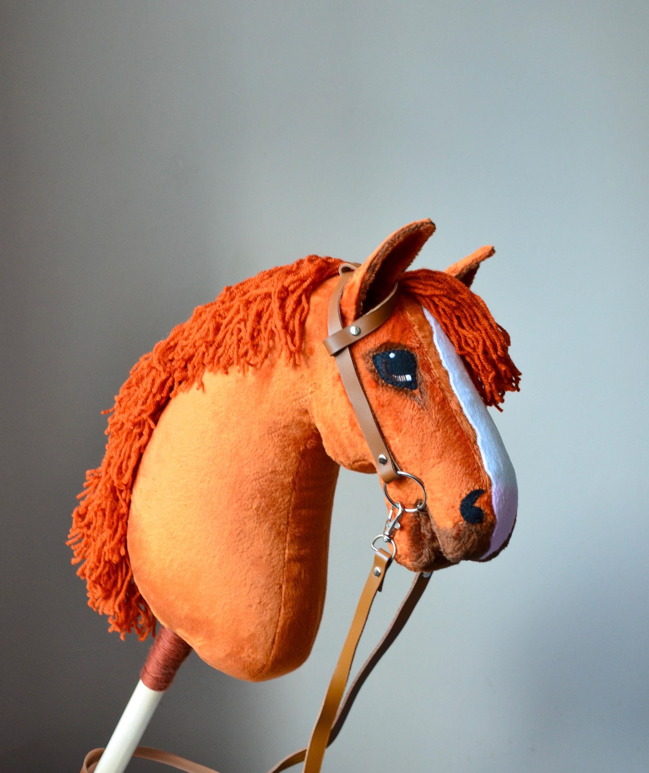 赤いホビーホースと手綱！棒馬と手綱。お子様やティーンへのプレゼント