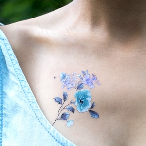 Blauwe tijdelijke tattoo met aquarelbloemen: set vintage wilde bloemen