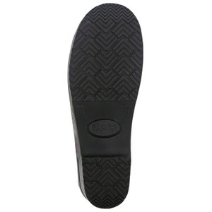 Op de afbeelding: Zwarte rubberen zool van een klomp met een ruitpatroon en de tekst "BJORK SHOES SWEDEN" in een witte ovaal.