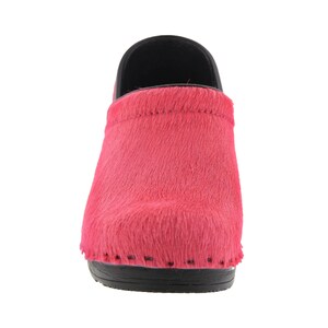 Op de afbeelding: Roze wollen klomp met een zwarte zool.