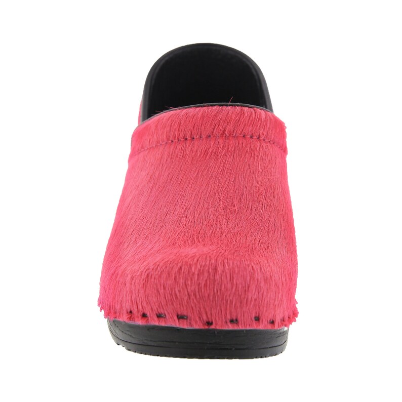 Op de afbeelding: Roze wollen klomp met een zwarte zool.